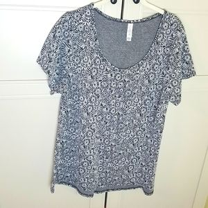 XL LuLaRoe black white pattern top tee shirt soft rayon blend Spring Casual